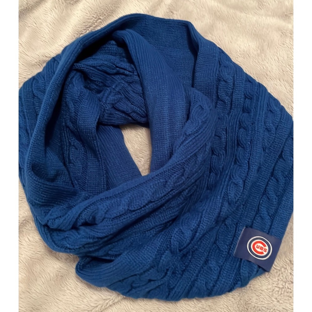 NWOT Infinity CUBS Scarf